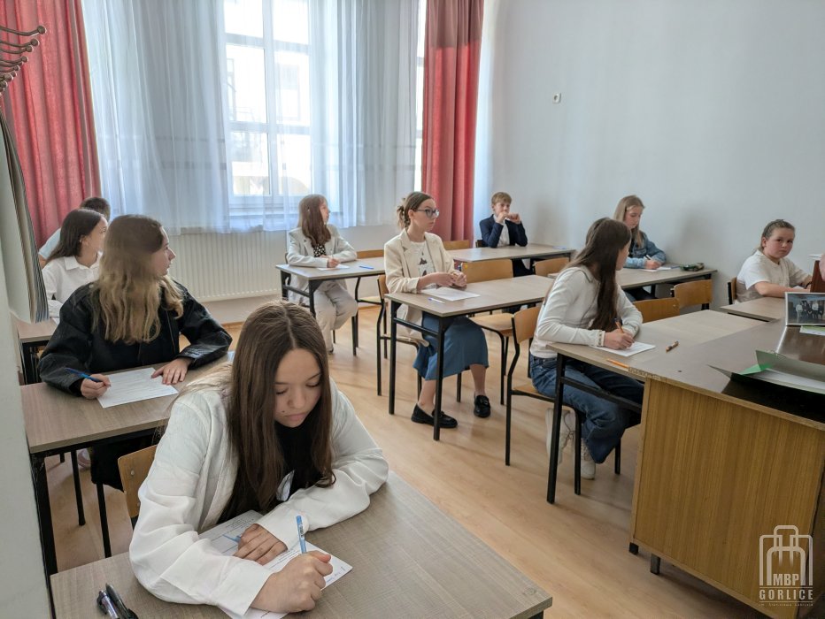 Biblioteka Gorlice, Powiatowy Konkurs Czytelniczy Uczniowie rozwiązują test